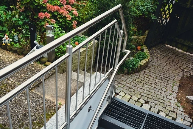 Edelstahl-Treppengeländer mit Handlauf für Kellerabgang class=