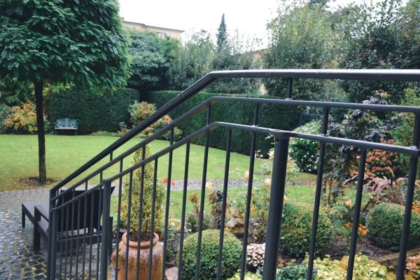 Außen-Treppengeländer Stahl verzinkt und pulverbeschichtet class=